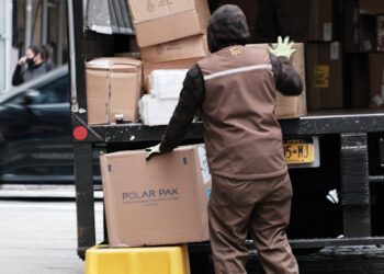 US Labor Market Cools as Major Companies Announce Mass Layoffs