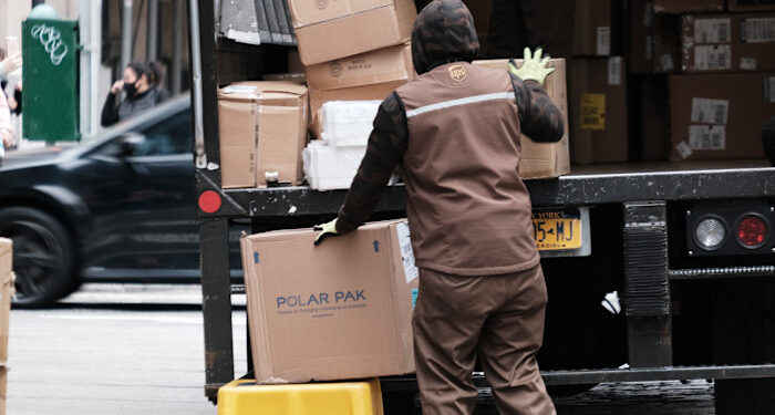 US Labor Market Cools as Major Companies Announce Mass Layoffs