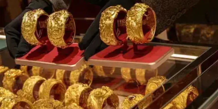 Gold jumps Rs15,200 per tola in Pakistan, hits Rs479,262