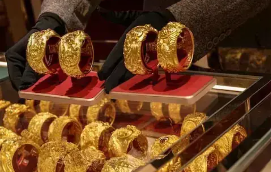 Gold jumps Rs15,200 per tola in Pakistan, hits Rs479,262