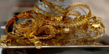 Gold Prices Fall in Pakistan as Global Rates Decline