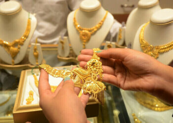 Gold Falls by Rs3,000 per Tola in Pakistan Following Global Decline