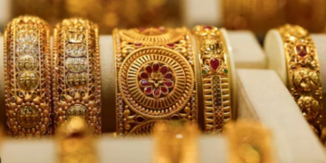 Gold surges Rs15,700 per tola in Pakistan amid global rally