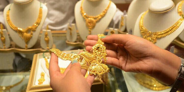 Gold Falls by Rs3,000 per Tola in Pakistan Following Global Decline