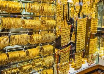Gold prices in Pakistan surge to near Rs500,000 per tola amid global rally