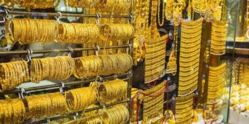 Gold prices in Pakistan surge to near Rs500,000 per tola amid global rally