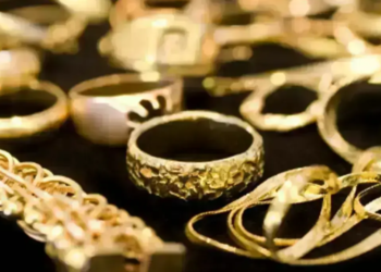 Gold Prices Fall Sharply in Pakistan as Global Market Declines