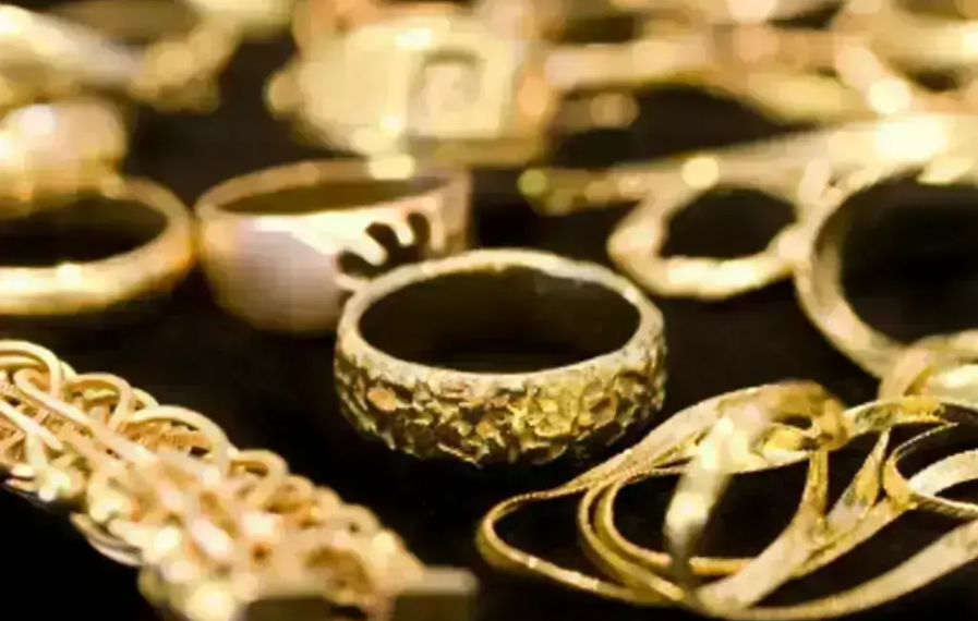 Gold Prices Fall Sharply in Pakistan as Global Market Declines